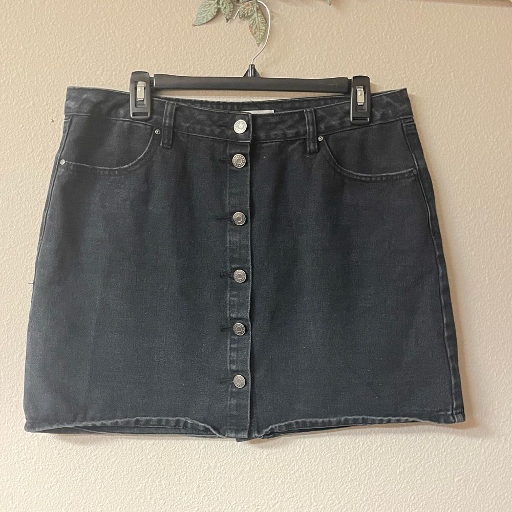 Refuge - womens 6 button down black jean skirt